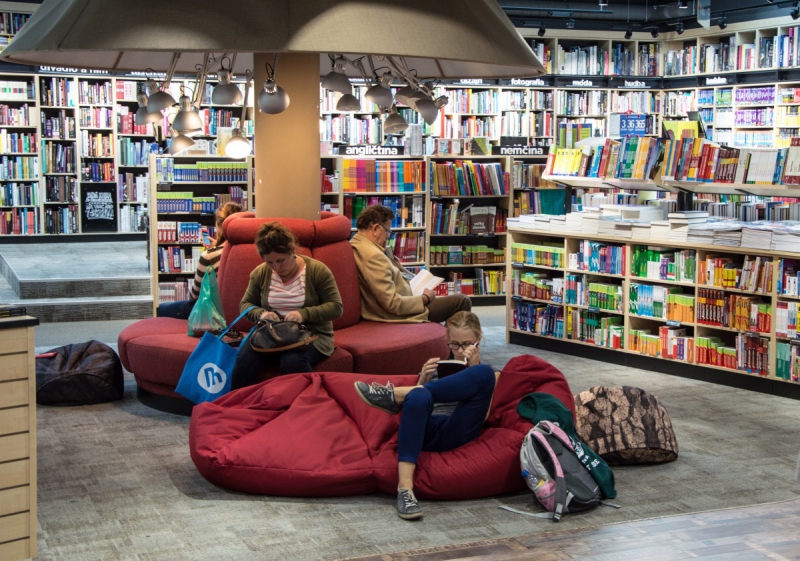 vitrine-ST LAURENT DU VAR-min_books_bookstore_book_reader_readers_reading_shop_sale_books-849006