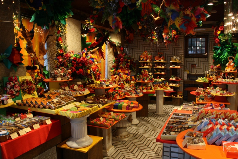 vitrine-ST LAURENT DU VAR-min_candy_store_chocolate_shop_chocolate_switzerland-393515