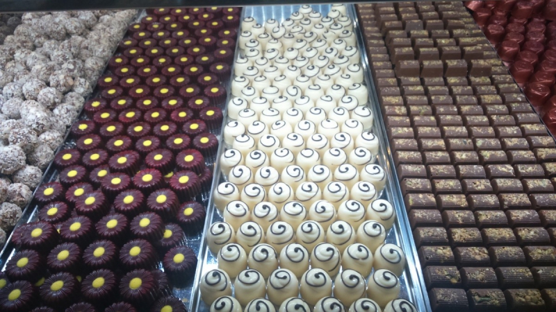 vitrine-ST LAURENT DU VAR-min_chocolates_milk_chocolate_white_chocolate_truffles_candy_food_treat_cacao-1213769