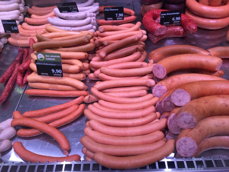 vitrine-ST LAURENT DU VAR-min_sausages_meat_butchery-1069321