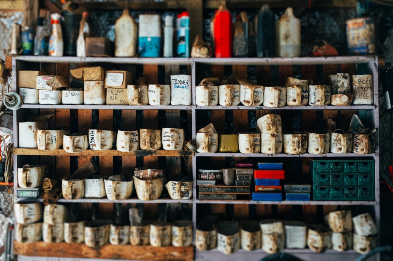 vitrine-ST LAURENT DU VAR-min_shelf_garage_dirty_collection_grunge-1178