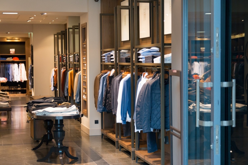 vitrine-ST LAURENT DU VAR-min_shop_clothes_clothing_shopping_mall_shopping_kielce_crown_poland-862477