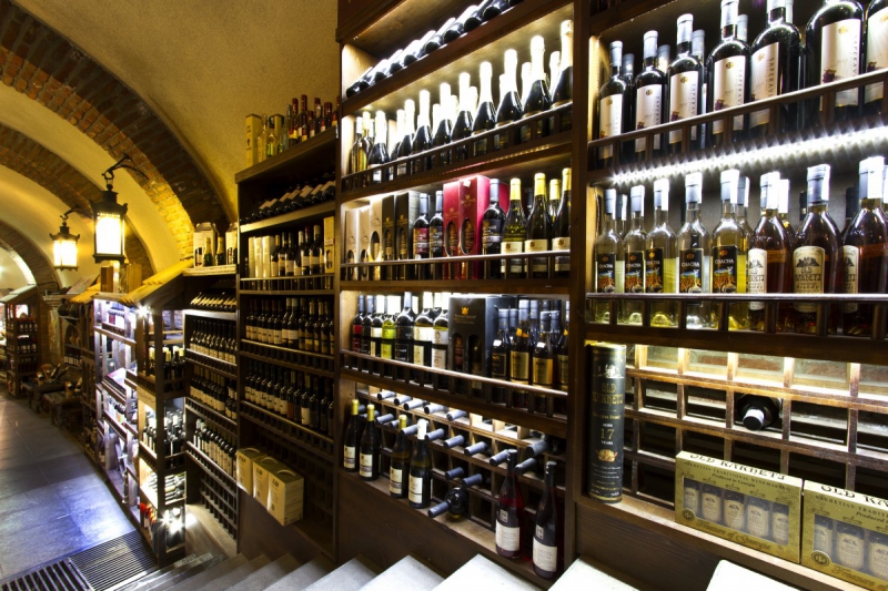 vitrine-ST LAURENT DU VAR-min_world_street_travel_shop_canon_georgia_wine_bottles-429767
